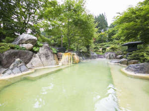 混浴露天風呂「うぐいすの湯」は源泉から２ｍです。