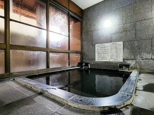 【温泉】男湯。ほのかに硫黄が香る越後二ツ屋温泉。　