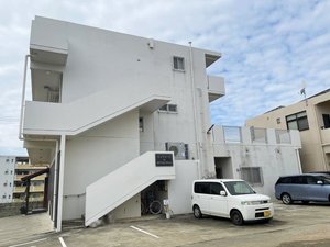 「アイコニー」の・【外観】宮古空港から車で約10分。パイナガマビーチまで徒歩圏内の立地です