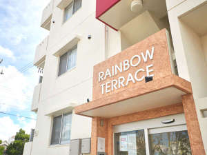 「レインボーテラス宜野湾」のRAINBOW TERRACEを目印にお越しください！