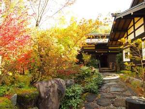 「山里のいおり　草円（そうえん）」の紅葉に染まる草円（そうえん）の玄関　１０月中旬ごろ