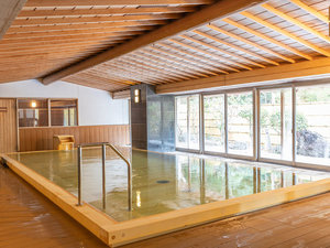 檜の大浴場～2023年11月リニューアル～西伊豆最大級の檜の大浴場、檜の匂いが非日常を感じさせます。