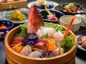 【姿造り】伊豆の海から届く新鮮な地魚を盛り込みにてご用意いたします。