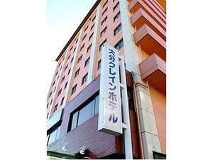 「天然温泉　大分クレインホテル　高城店」の新日鐵正門通り、日吉町交差点に立地してます。ホテル脇に７０台分の駐車場完備。