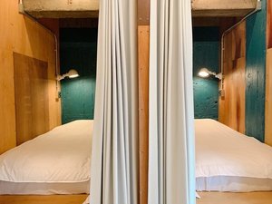 女性ドミトリー壁とカーテンで仕切った半個室となっております。東京スプリング製のふかふかマットレス