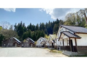 「たびのＣＡＭＰＩＮＧ　ＢＡＳＥ　加美ゆーらんど」のコテージ全景