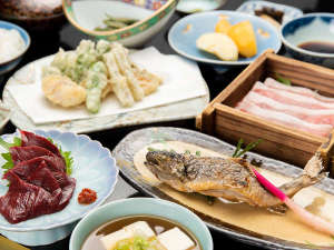 *【夕食全体例】近隣の山や川で収穫された岩魚や山菜など、旬の味覚をお召し上がり頂けます。