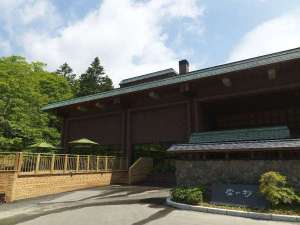 「ニセコ昆布温泉鶴雅別荘　杢の抄」の外観／自然豊かなニセコの森に包まれた、新しくも懐かしい風情の温泉旅館です。