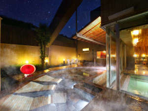 「大江戸温泉物語　君津の森」の露天風呂（男性・女性）／夜は星空を眺めながら楽しむことができます。※温泉ではございません