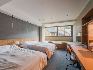 落ち着いた雰囲気の客室セミダブルサイズのベッド2台
