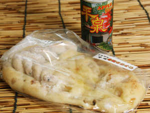 【夜食】地元のパン屋さんの『弁慶のわらじ』パン＆平泉りんごジュース