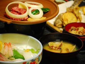 ◎ご夕食例◎お刺身や川魚、地元の野菜を使った家庭的なお料理が並びます。嬉しいお部屋食です♪