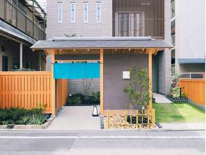 「LAZULI　Hiroshima　Hotel　&　Lounge(ラズリヒロシマ)」の和風の門が目印です。