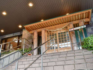 「湯田川温泉　仙荘　湯田川」の*【外観】階段を昇った先がフロントです