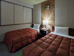 【ツインルーム】広さ18平米のお部屋にシングルベッド（100cm幅）が2つございます。