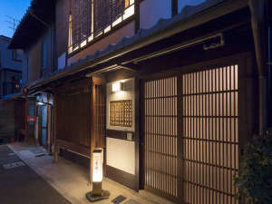 「町家レジデンスイン　清水五条　墨継ぐ」の京都の趣ある町家（町屋）一棟貸しの古民家宿。キッチン付きで自炊も可能ですが、部屋食プランもおすすめ。
