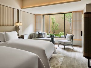 「デュシタニ京都　(2023年9月1日開業)」のプリミエガーデンルーム 40平米。ホテルの一階に位置し、窓の向こうはホテルの小庭に面した静かなお部屋。