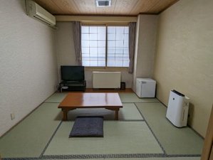 畳で足を伸ばしてお過ごしいただける和室※洗面とトイレが新しくなりました♪バスルームはございません。