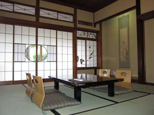 菖蒲（しょうぶ）がモチーフのお部屋。１９部屋ある純和風の客室は、全て意匠が異なります。