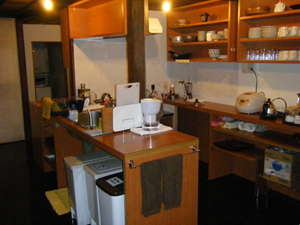 自炊可能なキッチンススペース。鍋・炊飯器・レンジ・トースター・食器に調味料も揃っています。