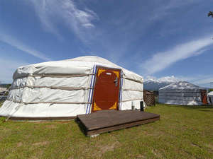「象潟モンゴルヴィレッジバイガル」の*伝統的なテント（ゲル）本格ゲルでモンゴル文化に触れる宿泊体験をお楽しみください。