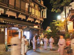 「渋温泉　いかり屋旅館」の【いかり屋旅館前】渋温泉の中心にあり 外湯巡りに最適