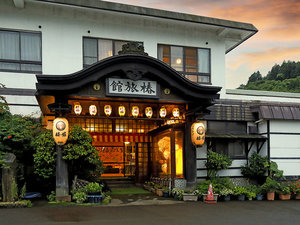 「創業400年　自家源泉かけ流し　棟方志功ゆかりの宿　椿館」の夕方提灯に明かりがともり、ねぶたにも。記念写真は夕方～夜がおすすめ。