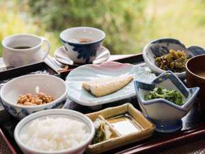 *ご朝食一例/炊き立てのご飯にお出汁の効いたお味噌汁。心に沁み入る和の朝ごはん。