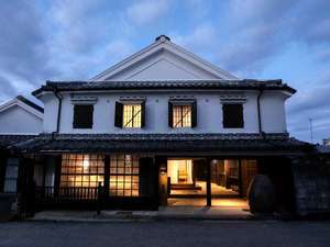 「茜さす肥前浜宿」の外観（夜）