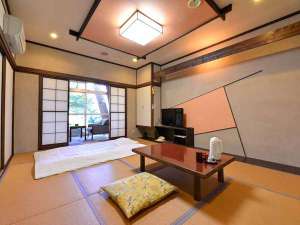 *1Ｆ和室8畳（客室一例）/広縁から日本庭園を臨むお部屋。時折聞こえるお池の鯉が跳ねる音に風情を感じる。