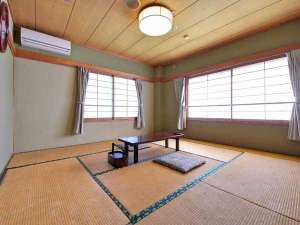 *2Ｆ和室8畳（客室一例）/日本庭園を望むお部屋。広縁や洗面スペースがない分お安くご宿泊いただけます。