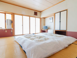 *【和室一例】畳のお部屋で足をのばしてリラックス。ゆったりとした時間の流れを感じます