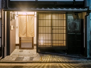 「町家レジデンスイン　よろず葉」の平家ゆかりの京都「六原」に佇む町家をリノベーション。瓦屋根には町家の守り神・鍾馗（しょうき）さんが。