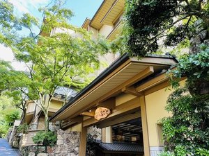 「宮島ホテルまこと～家族と過ごす宮島の料理宿～」のホテル玄関前