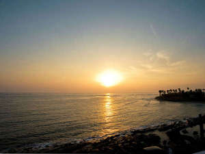 朝は日の出前の早起きがオススメ☆お部屋からも海から昇る朝日がご覧いただけますよ♪