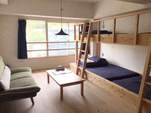 【スーペリアルーム】12畳程度の広さに２段ベッドが２つ。おしゃれな空間で女子旅などのグループ使いに！