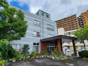 「ビジネス旅館土浦」の#外観　JR土浦駅から徒歩5分！大型車も可能な広々とした駐車場もございます。