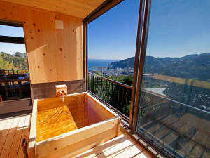 露天風呂付きファミリー特室：大人数で、時間を気にせず温泉と景色をお楽しみ下さい。
