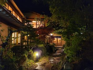 「たきの荘」の夜のエントランス