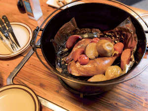 *【夕食一例】ダッチオーブン料理をメインに地元の新鮮の素材を使った料理をご用意いたします。