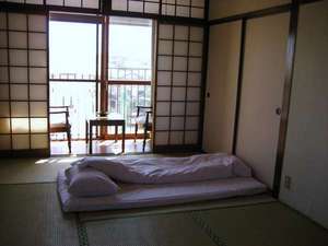 和室（４～５名様宿泊できます）お部屋によっては１０名様以上宿泊できるお部屋がございます。