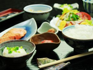 ＊幸せ♪朝ごはん。炊きたてごはんにぴったりの様々なお惣菜が並びます。＊