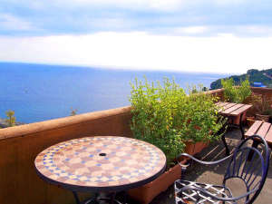 *地中海リゾートを連想させるモザイクテーブルのテラス。眺めも海外に居る気分で♪