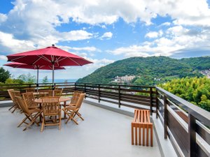 「ＴＫＰ　ＨＯＴＥＬ＆ＲＥＳＯＲＴ　レクトーレ熱海小嵐」の【テラス】晴れの日は海と山を眺めながらゆったり清々しく非日常を楽しめます！