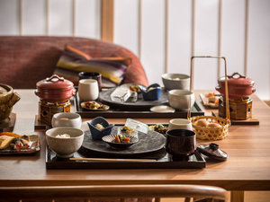 京都と淡路島の食材を散りばめた和朝食を釜炊きご飯とともに。朝鍋の〆には料理長おすすめの玉子雑炊も。