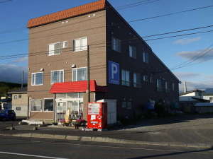 「民宿　日本海」の国道２３１号線沿いにあるこげ茶色の建物です。