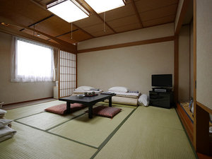 【和室８畳】窓からは福井城址が一望できす。畳のお部屋で、のんびりお寛ぎ下さい。