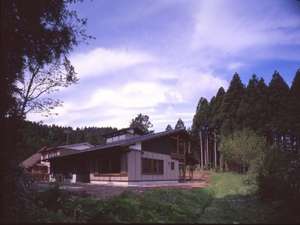 まわりの里山風景にとけこむ建物(新館　撮影：冨田治）