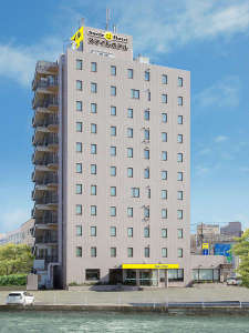 「スマイルホテル福岡大川（旧セントラルホテル大川）」の外観（地上11階、スマイルマークが目印）