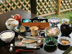 *【朝食一例】県産の身がふっくらとした干物・黒はんぺん・サラダ・炊きものなど和朝食をご提供いたします